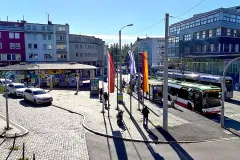 Kornmarkt in Witten mit dem Taxi-Stand, städtischen Fahnenmasten und der zentralen Bushaltestelle „Witten Rathaus“ am Marktplatz und der Fußgängerzone.  