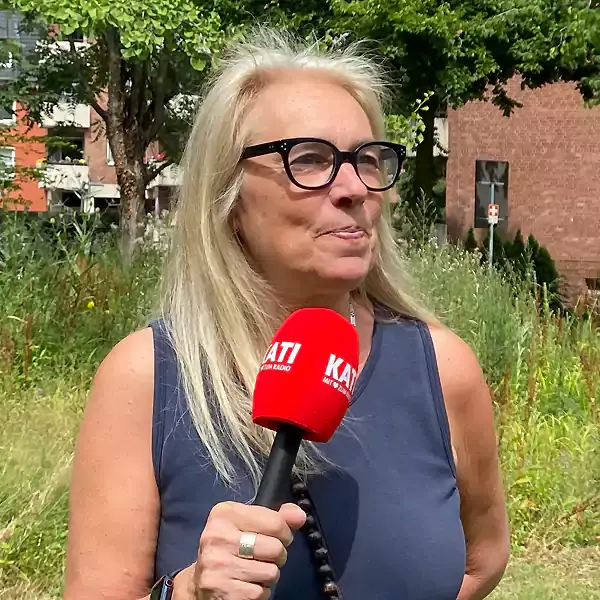 Kerstin Glathe und Ralph Klein nehmen ihre Podcast-Episode im Breddegarten auf (Foto: Marek Schirmer)