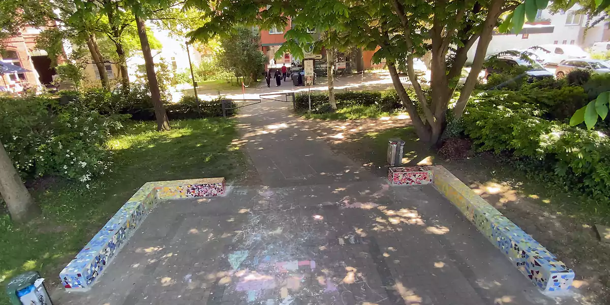Im Mai 2023 gestaltete die Künstlerin Ruth Sommerhoff mit den Kids aus dem Kindertreff Wolke 7 (Haus der Jugend) die Mosaikbänke im Breddegarten. Der Verein Soroptimist Witten-Ardey unterstützte die Aktion.