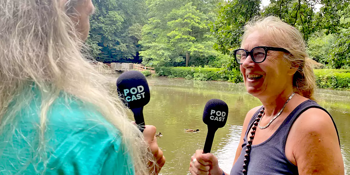 Kerstin Glathe (r.) und Ralph Klein nehmen ihre Podcast-Episode am Hammerteich in Witten auf. (Foto: Marek Schirmer)