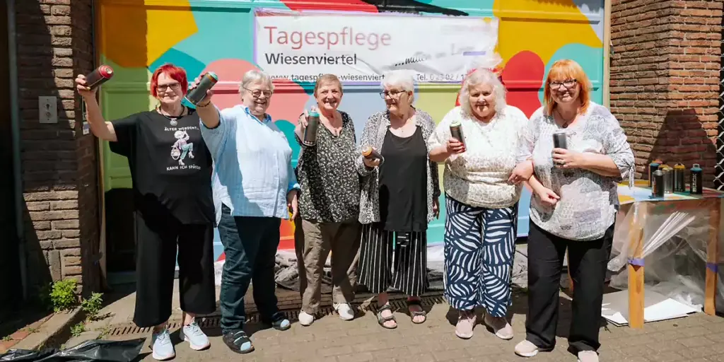 Rolltor der Tagespflege in der Wiesenstraße – gestaltet von Seniorinnen im Rahmen eines Workshops. (Foto: Dana Schmidt)