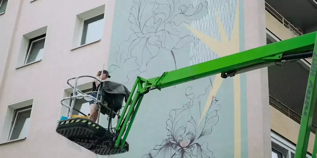 Ecke Breddestraße/Bahnhofstraße: Großflächige Arbeit mit floralen Elementen und Tropfen von Anne Brauer, unterzeichnet mit „Amour Fou“. (Foto: Dana Schmidt)